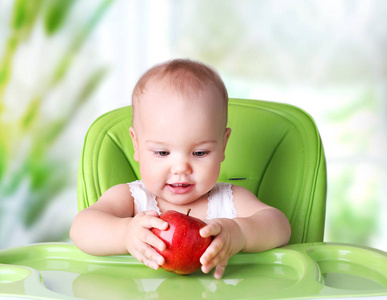 婴儿吃。儿童健康的生活方式概念。孩子与苹果