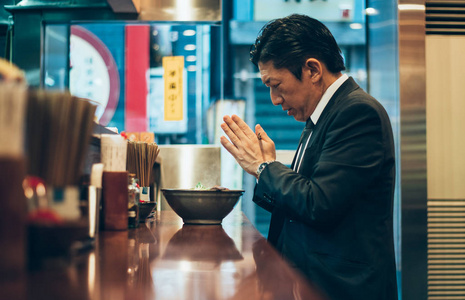 东京街头的高级商务男士瞬间