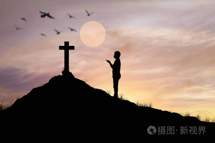 在十字架前祈祷的剪影人的信念和掩饰