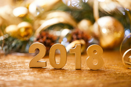 新年装饰数字2018与圣诞装饰木桌