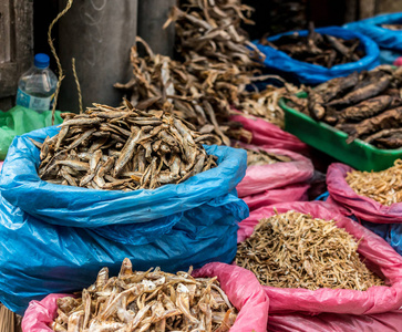 尼泊尔街头市场出售干鱼