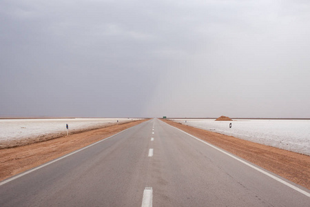 通往地平线的道路通过盐沙漠 Dashte Kavir 伊朗