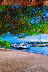 精彩浪漫夏日傍晚景观全景海岸线亚得里亚海..船和游艇在港口的克里斯特尔清澈的蔚蓝水。克鲁克岛上的老城镇。克罗地亚。欧洲。