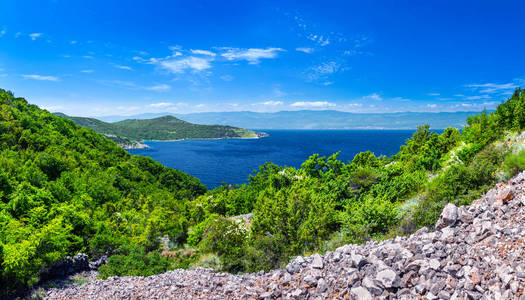 美妙浪漫的夏天下午景观全景海岸线