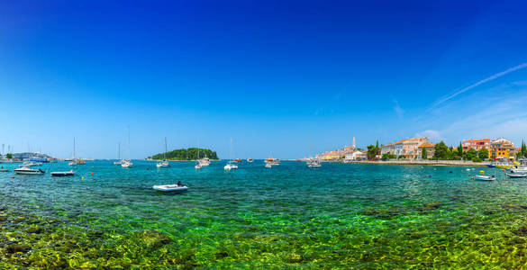 精彩的浪漫老城，在亚德里亚海。小船和游艇在