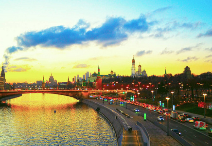从大桥到克里姆林宫莫斯科河和莫斯科城的景色。 俄罗斯莫斯科日落全景