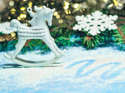 圣诞节蓝色背景与雪和新年符号