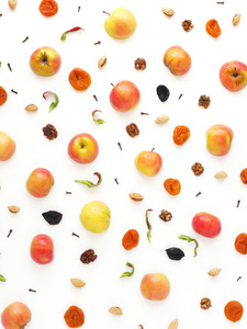 红苹果和干燥杏的图案。 健康饮食的概念。 白色背景下水果的组成。 俯视图平躺