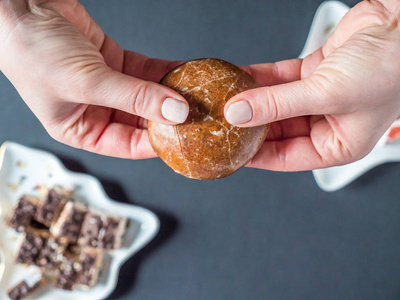 顶上的看法女性手举行圣诞节德国黑巧克力饼蛋