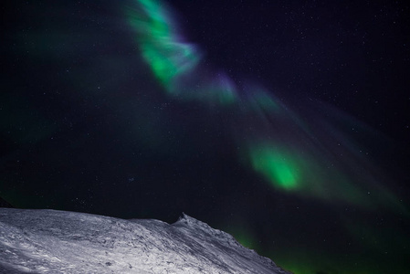 北极极光北极极光挪威斯瓦尔巴的北极光月亮山