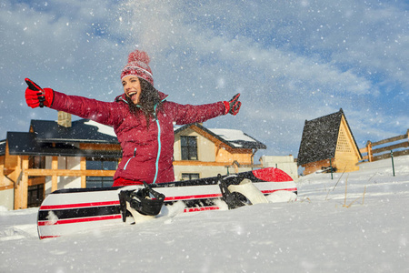 体育女子滑雪板上雪在冬季度假胜地