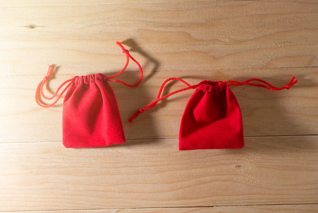 旧破旧木桌上的红色礼品袋圣诞节和新年