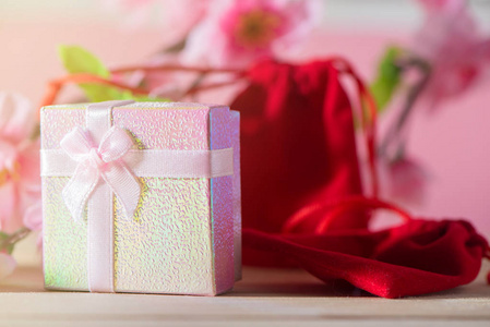 礼品盒和红色礼品袋包裹和梅花圣诞和新年礼物与弓和丝带, 圣诞节框架拳击日背景和横幅