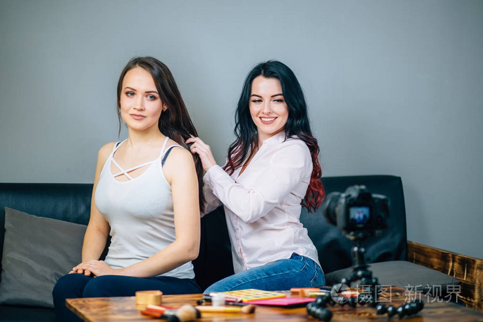 美容时尚博客录制视频, 同时做发型从客户端