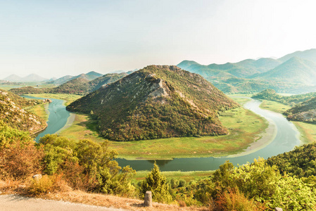 黑山雄伟的景观Crnojevica河弯曲在斯卡达尔湖国家公园。