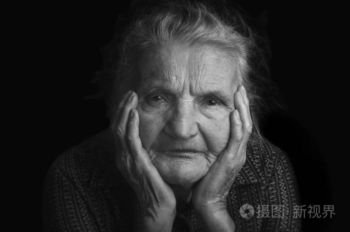 悲伤的老年妇女的肖像.梦到过去照片-正版商用图片10