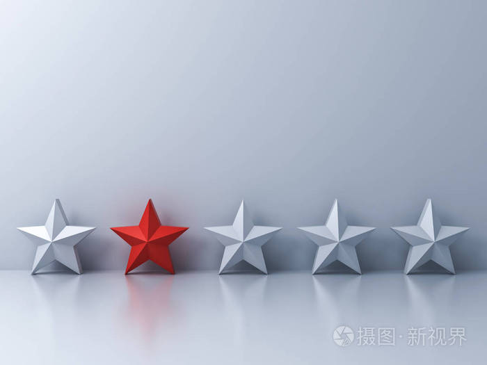 从人群和不同的概念中脱颖而出,一颗红星在白色的墙壁