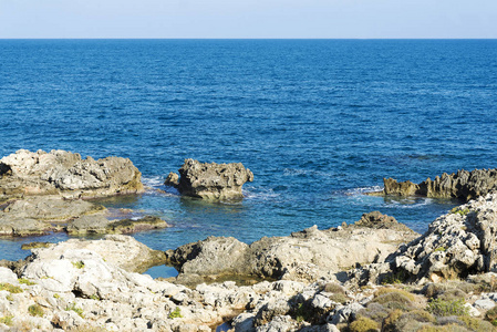 海浪在多石的海滩上，形成一朵浪花。波和溅上海滩。岩石上的海浪