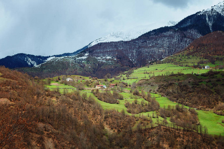 雪冬泉山和云天全景。高加索山脉。乔治亚的上斯瓦涅季亚地区