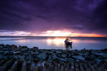 日落景色在槟榔屿。软焦点由于长期暴露。 高ISO可见噪声