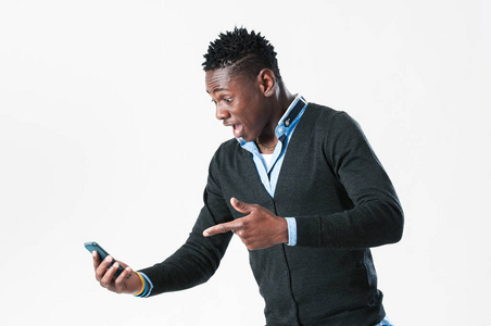 年轻的非洲男人用的手机