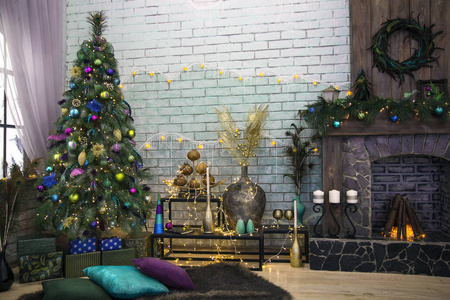内部房间装饰圣诞风格。 用灯光装饰的圣诞树呈现孔雀羽毛蜡烛和花环。 室内壁炉带花环。 舒适的新年冬季场景。 在壁炉里烧柴火