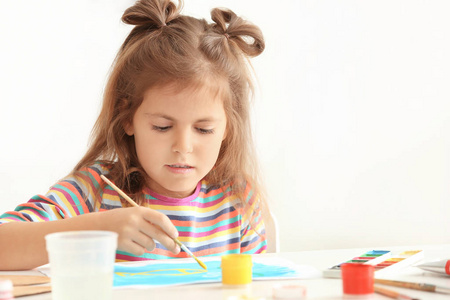 小女孩绘画在桌