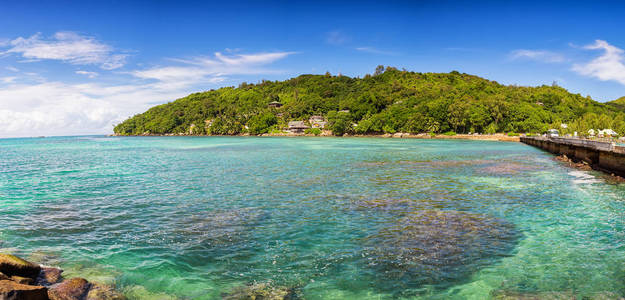 普拉兰岛岛, 塞舌尔的波光粼粼的蓝色水和绿色小山