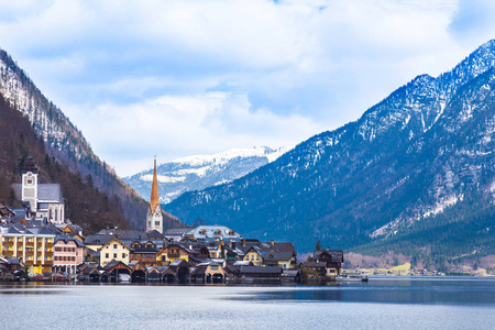 Hallstat 镇的看法在奥地利在湖和山, 在尼斯