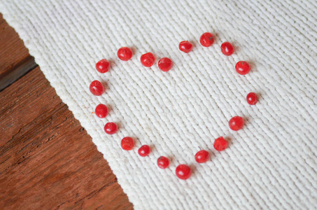爱的概念与红浆果的形式的心脏