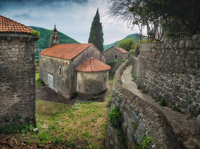 Perast 的小街道上的旧石头 churche