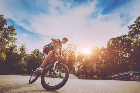 少年骑着BMX在溜冰公园。