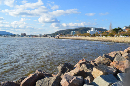 在乌拉圭海岸显示海洋和城市的景观