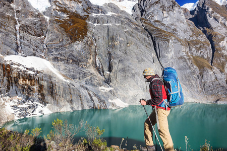 秘鲁Cordillera山的徒步旅行场景