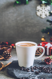 热咖啡杯配圣诞装饰图片