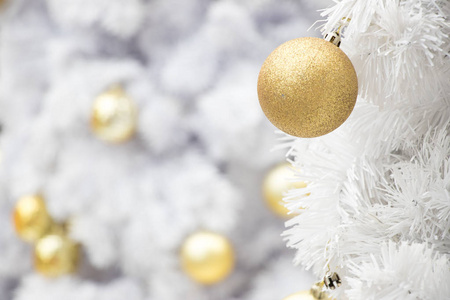 圣诞圣诞树白色树枝上的金球 圣诞节和新年装饰