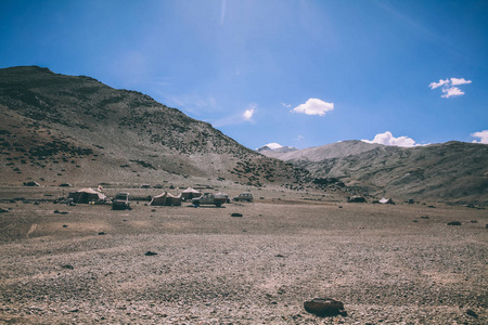 印度喜马拉雅山脉拉达克地区有汽车和帐篷的山地营地