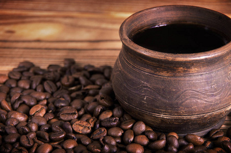 木制背景上有咖啡和咖啡豆的杯子