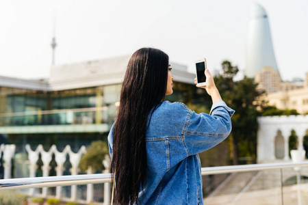 时尚长发女孩旅行, 拍摄巴库城市的照片