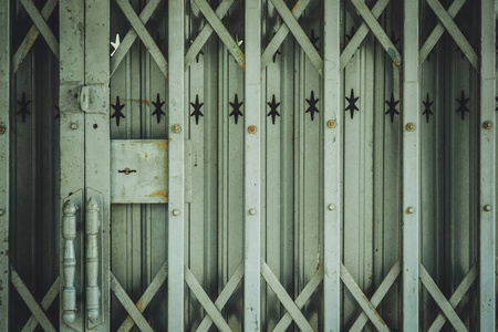 生锈的钢门与锁背景复古色调