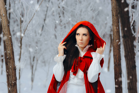 冬天森林里的红骑帽公主