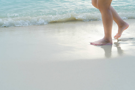 海滩旅行女孩走在白色沙滩上, 度假和放松