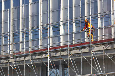 建筑工人在建筑物上安装脚手架结构