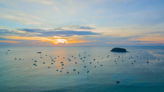 每年12月的第一周，他们都在普吉岛举行游艇国王杯比赛。 卡塔海滩是游艇的码头。