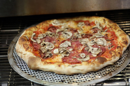 披萨准备阶段把披萨放进烤箱图片