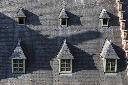 古老的中世纪房子的屋顶上的窗户