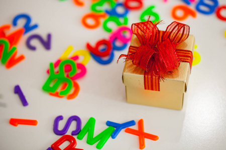 小礼品盒和丰富多彩的 abc 字母块塑料字母