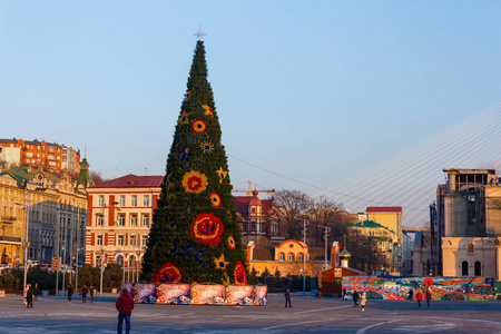 符拉迪沃斯托克在新年前夕，符拉迪沃斯托克市的中心广场，一棵圣诞树装扮成。 符拉迪沃斯托克。 十二月。 2018