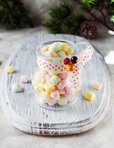 圣诞节和新年在木质白色桌子上的棉花糖罐, 选择性焦点