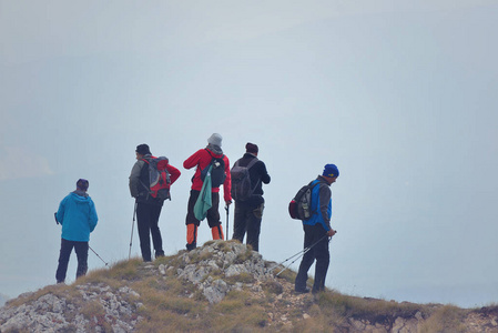 不同年龄和民族的人群徒步上山远足